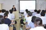 地震後の心のケアについて講演する高橋聡美さん＝２９日、鹿児島市の勤労青少年ホーム