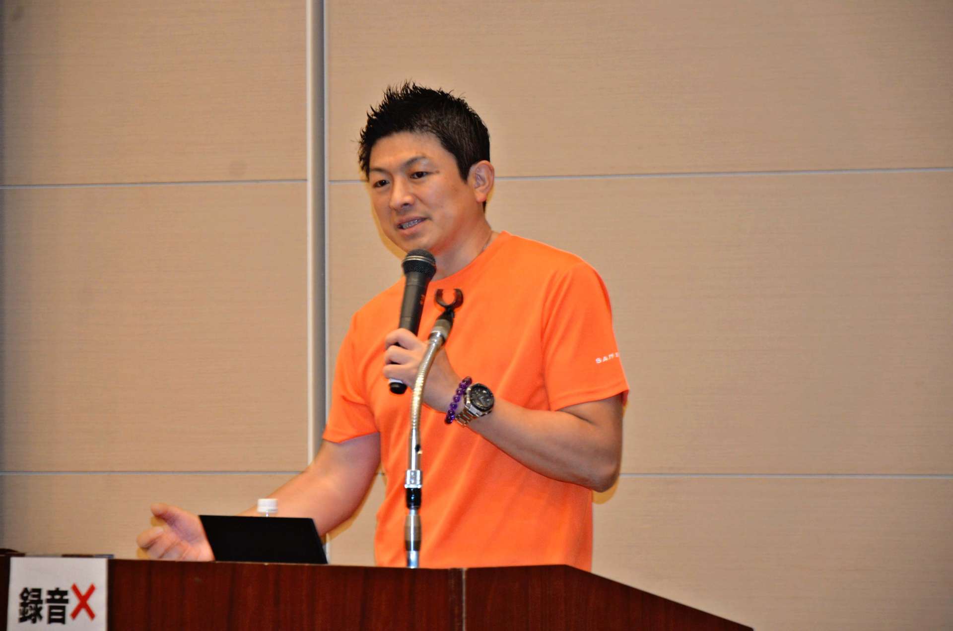 ２０２３年に党勢拡大のため鹿児島を訪れ、持論を展開した参政党の神谷宗幣副代表（当時）＝鹿児島市のかごしま県民交流センター
