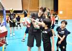 ヴィクトリーナ姫路の選手から指導を受ける小学生ら＝２８日、薩摩川内市のサンアリーナせんだい