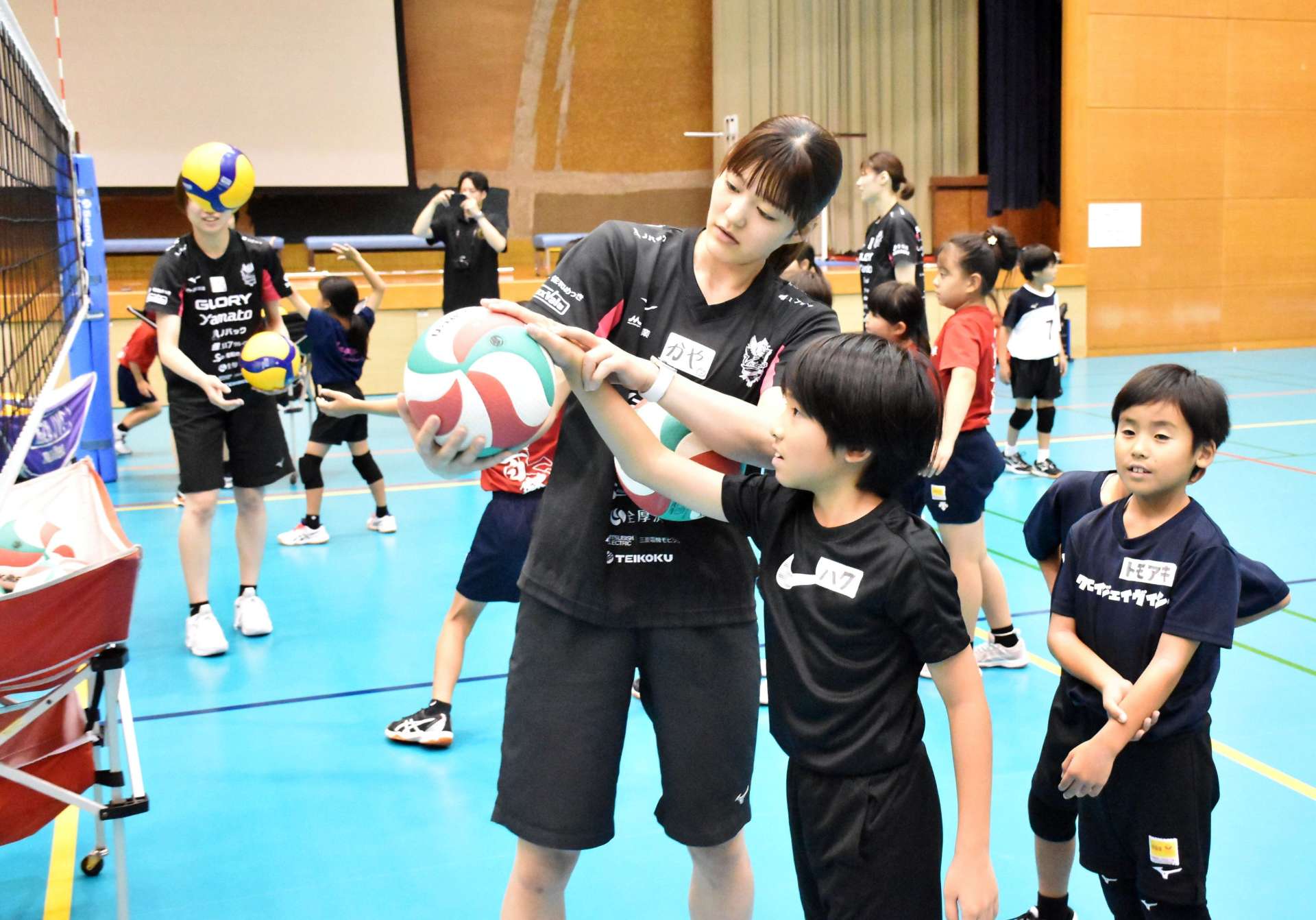 ヴィクトリーナ姫路の選手から指導を受ける小学生ら＝２８日、薩摩川内市のサンアリーナせんだい