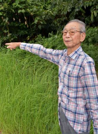 日本軍が掘ったトンネルの辺りを指す中山重雄さん＝いちき串木野市大里