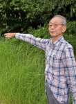 日本軍が掘ったトンネルの辺りを指す中山重雄さん＝いちき串木野市大里