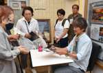 〈関連〉観客に応対する長塚洋監督（右）＝２８日、鹿児島市のガーデンズシネマ
