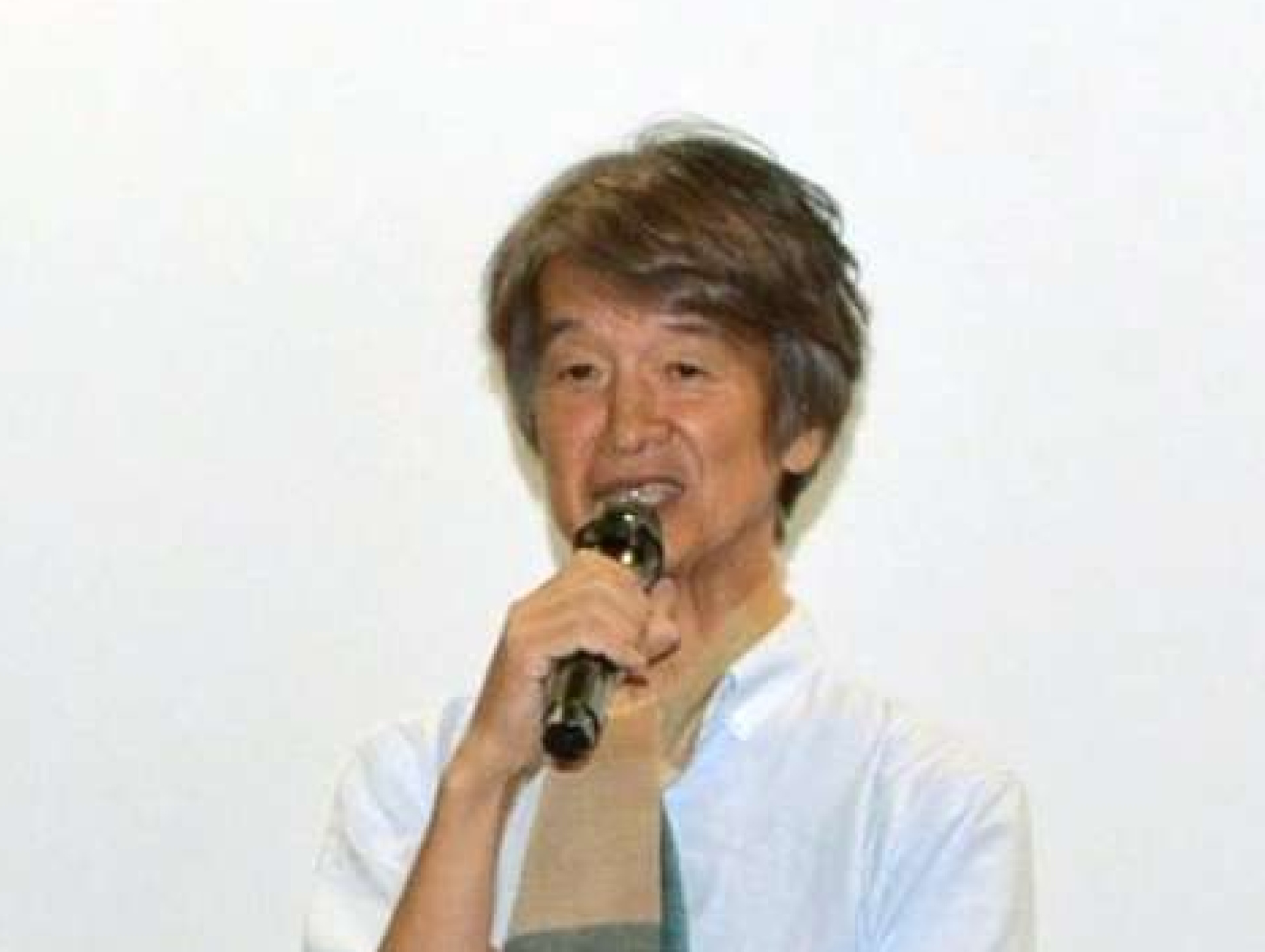 観客の質問に答える長塚洋監督＝２８日、鹿児島市のガーデンズシネマ