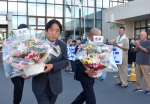 職員や市民に見送られて市役所を後にする五位塚剛市長ら＝３０日、曽於市末吉