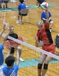 男子決勝トーナメント２回戦、強烈なスパイクを決める川内商工・田中＝鹿島総合体育館
