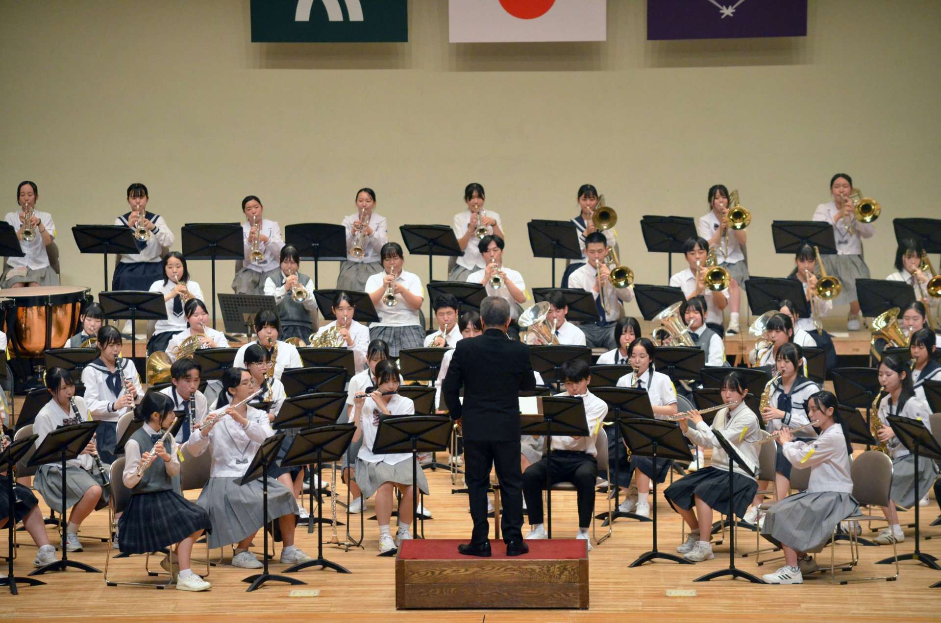 息の合った演奏を披露した南薩地区８校の生徒たち＝３０日、香川県高松市のレグザムホール
