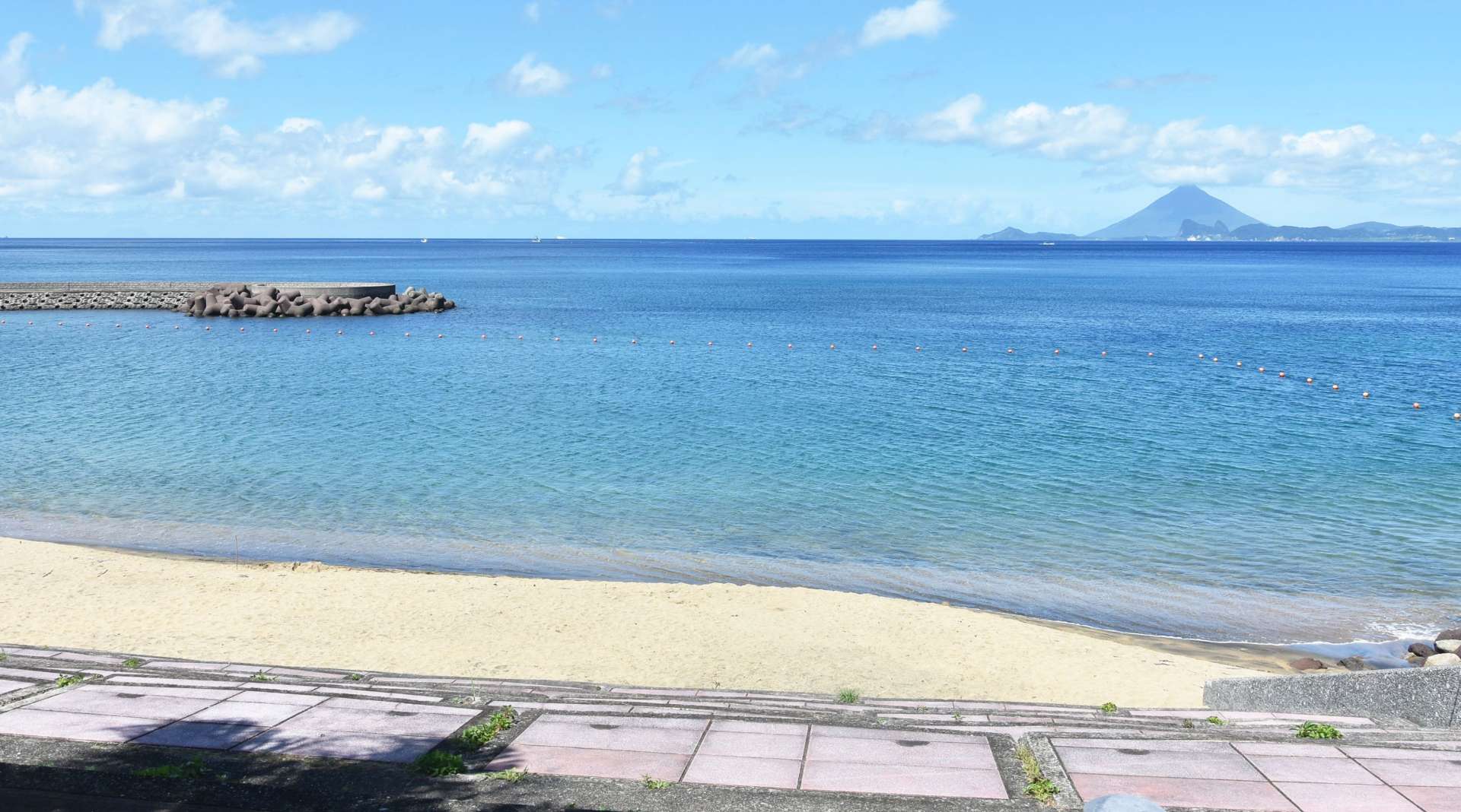 閉鎖となり、海水浴客のいなくなったゴールドビーチ大浜海水浴場＝３０日、南大隅町根占山本