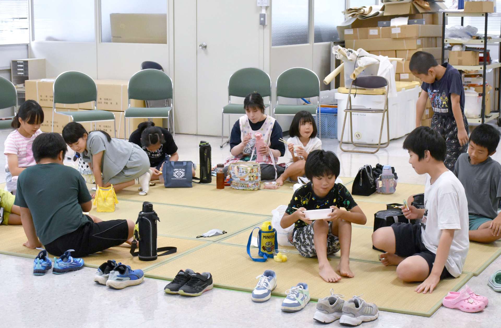 建物の２階に避難した児童ら＝３０日、肝付町の町内之浦総合支所