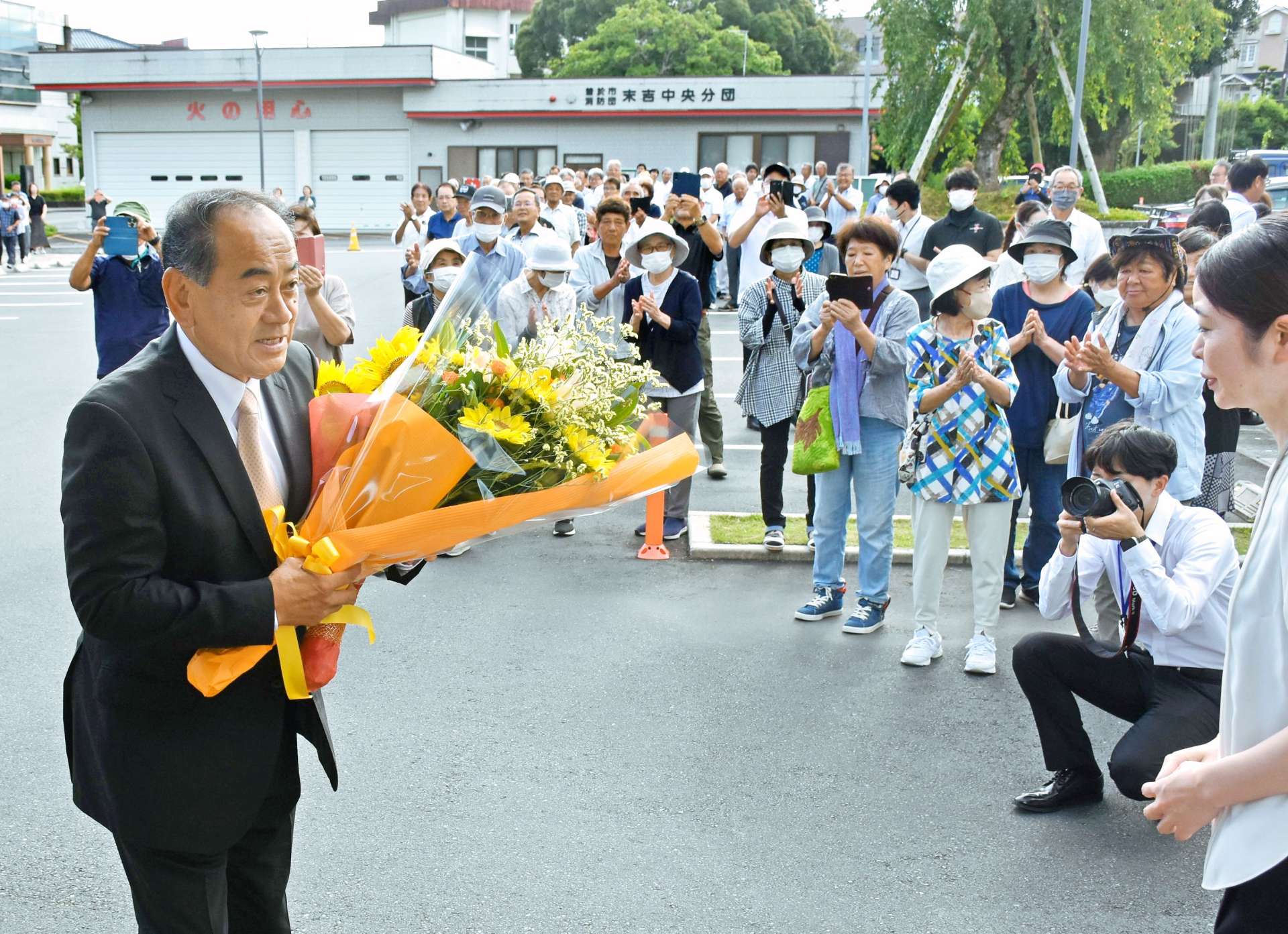 初登庁し花束を受け取る竹田正博市長＝３１日、曽於市末吉