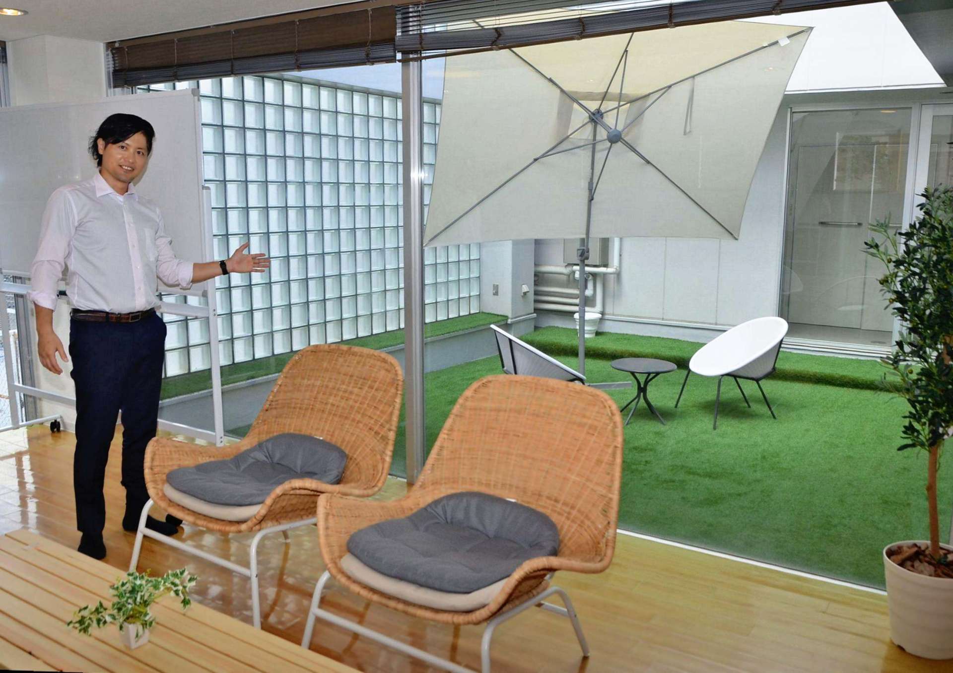 屋内、屋外に１カ所ずつある開放的な交流スペース＝３１日、鹿児島市中町のつむぐテラスかごしま