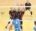 男子決勝トーナメント３回戦、清風のスパイクをブロックする川内商工の原囿（６）と宝満＝松江市総合体育館