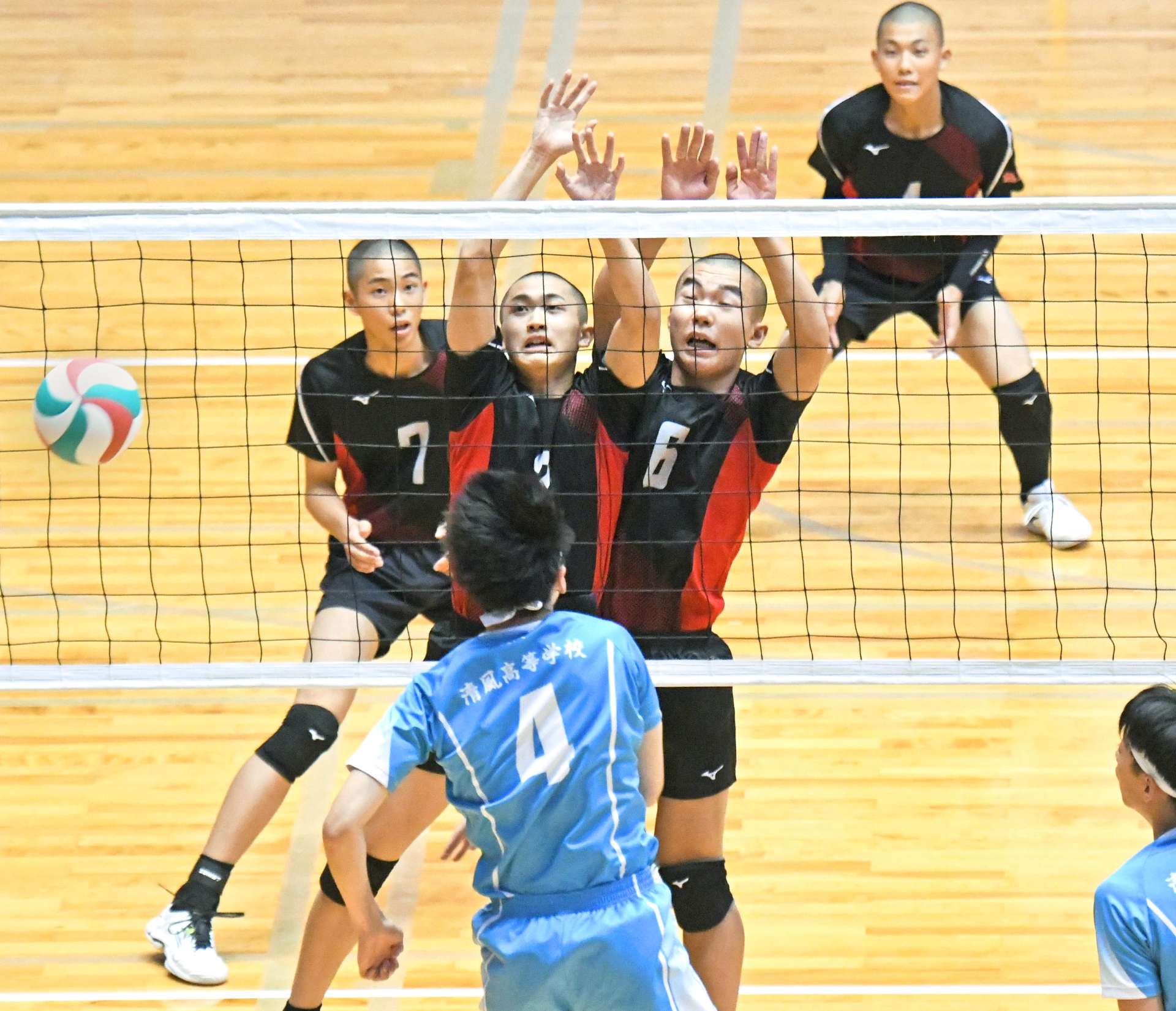 男子決勝トーナメント３回戦、清風のスパイクをブロックする川内商工の原囿（６）と宝満＝松江市総合体育館