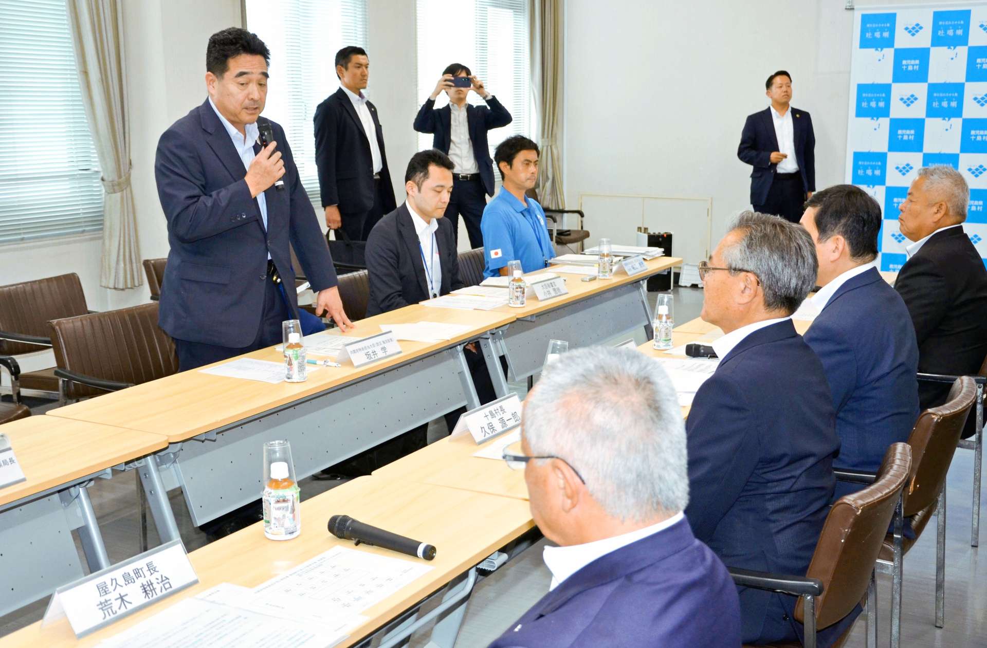 意見交換会であいさつする坂井学防災担当相（左）＝３１日、鹿児島市の十島村役場