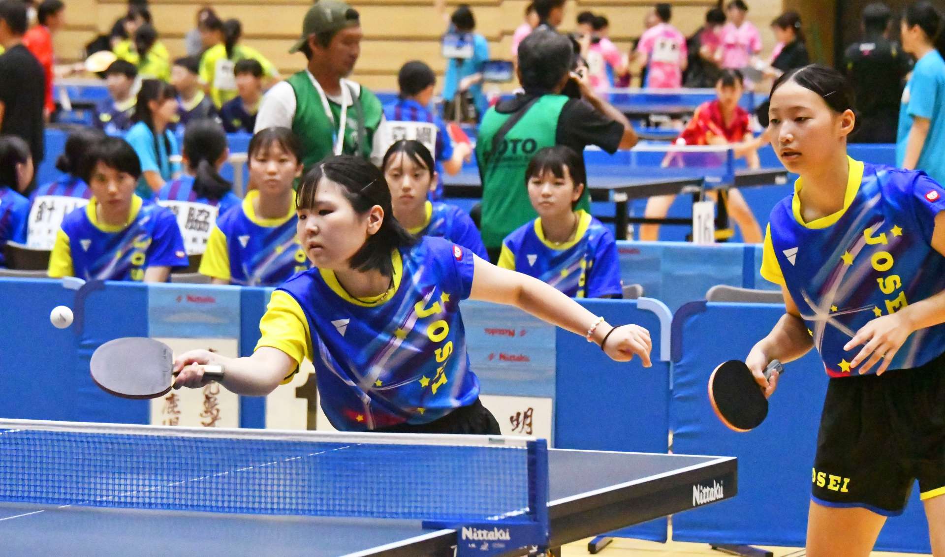 女子団体１回戦、好連係を見せる鹿城西の出水（左）・清田組＝Ｊ：ＣＯＭアリーナ下関