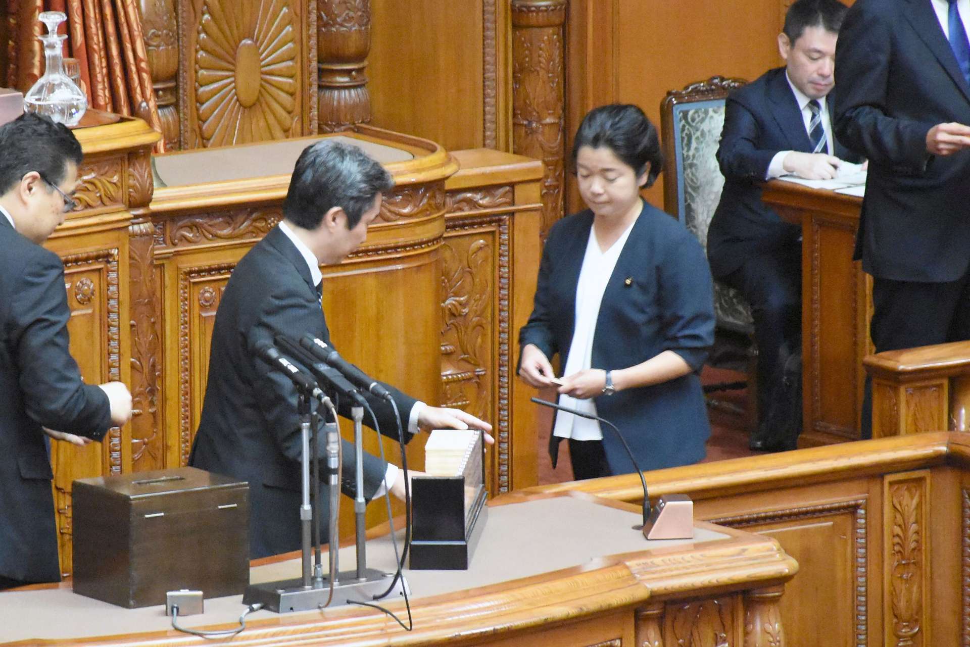 参議院議長選で投票する尾辻朋実氏＝１日午前