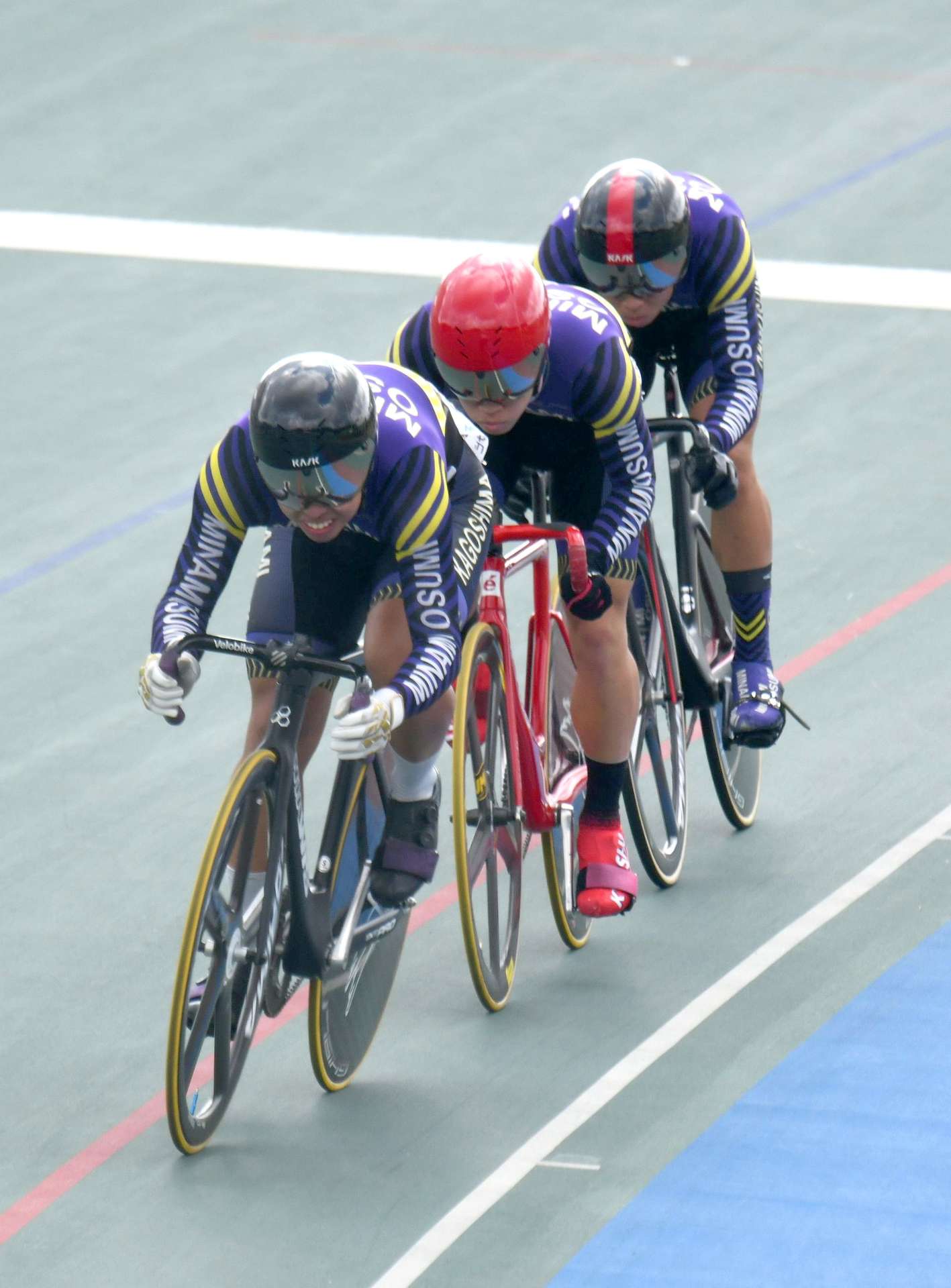 チームスプリント決勝、追い上げを図る南大隅の（前から）谷川、内田、山本＝倉吉自転車競技場