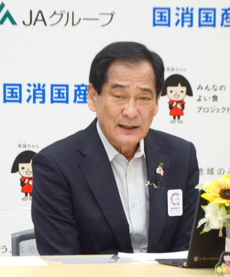 定例記者会見で辞任の意向を表明するＪＡ全中の山野徹会長＝１日、東京・大手町