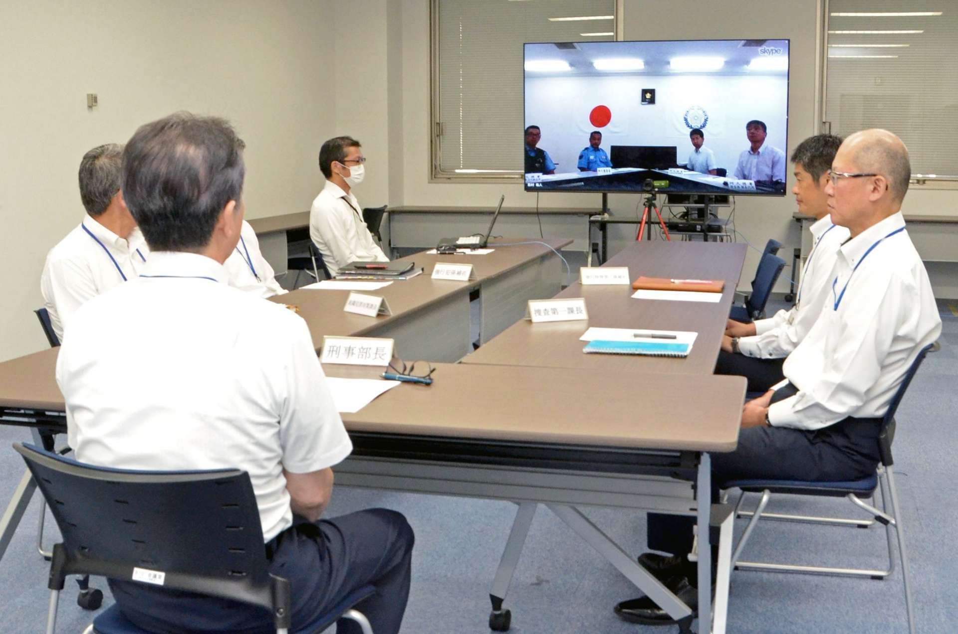 県警本部と阿久根署をリモートでつないで行われた捜査検討会＝１日、鹿児島市の県警本部