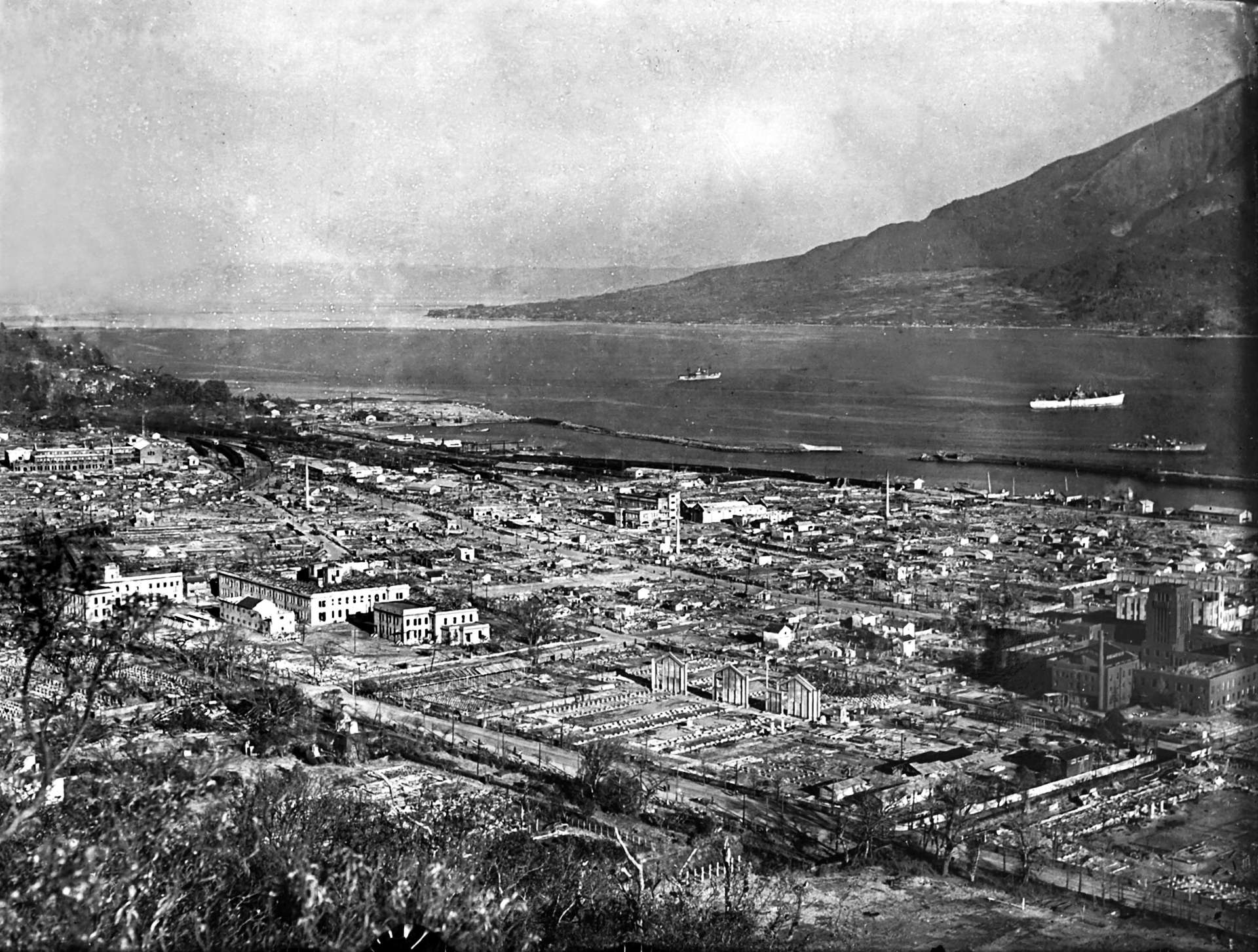 右下の建物が鹿児島市役所、左中央に旧県庁がある。左奥が鹿児島駅付近＝１９４５年１１月（平岡正三郎さん撮影）
