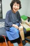 空襲で左足の膝から下を失い、義足で暮らす安野輝子さん＝７月、堺市