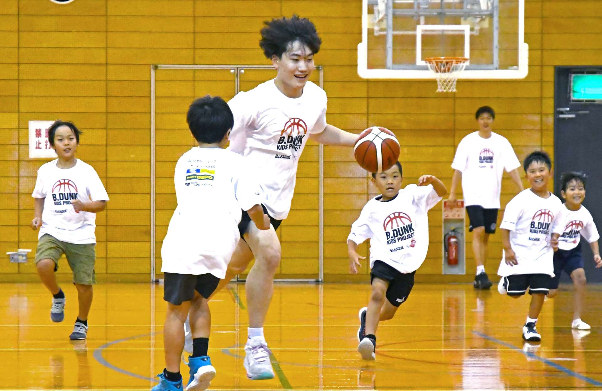 鹿児島レブナイズの井上大道選手らとミニゲームで触れ合う小学生＝西原商会アリーナ