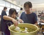 「茶染め」を体験する児童＝鹿児島市の谷山小学校