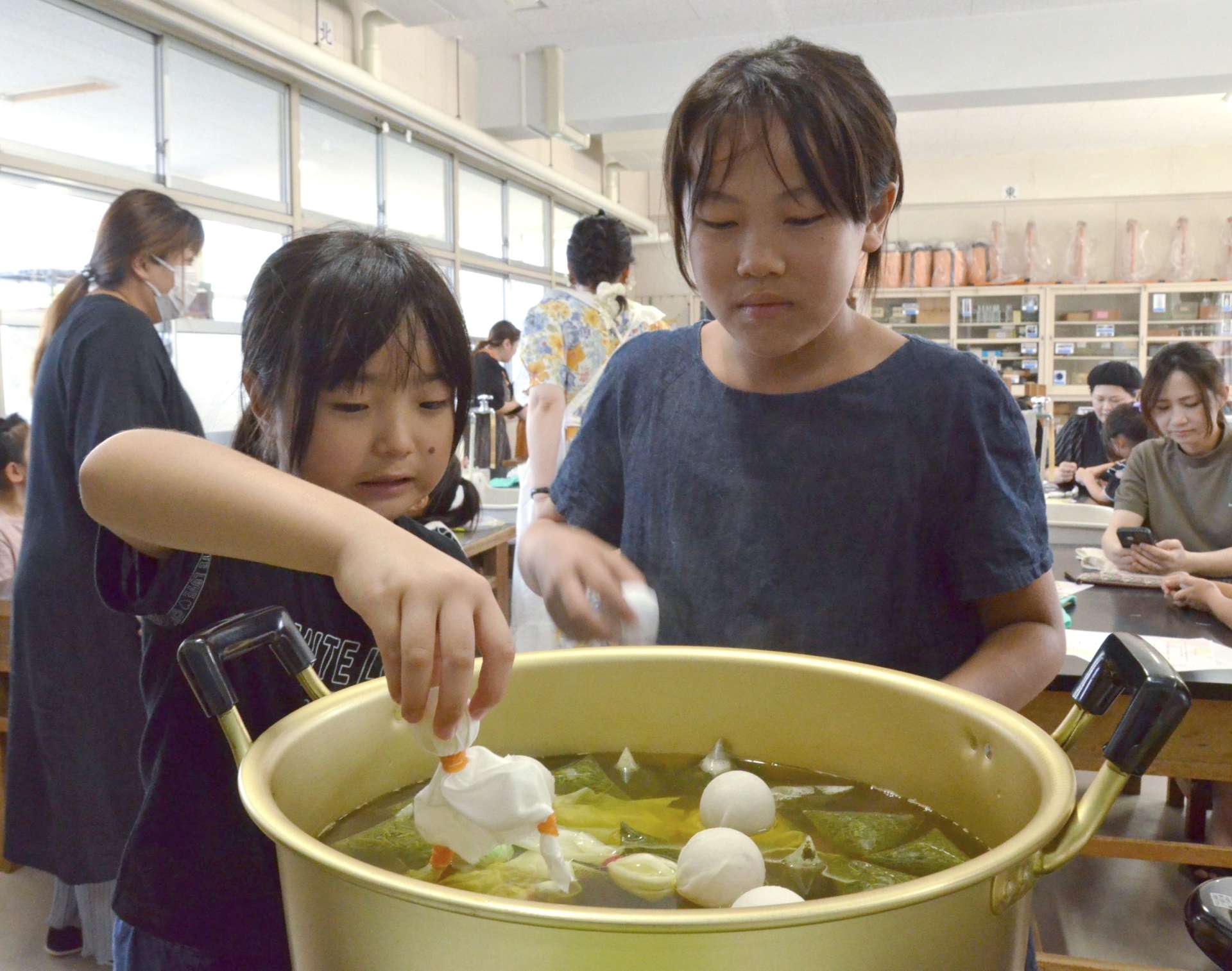 「茶染め」を体験する児童＝鹿児島市の谷山小学校
