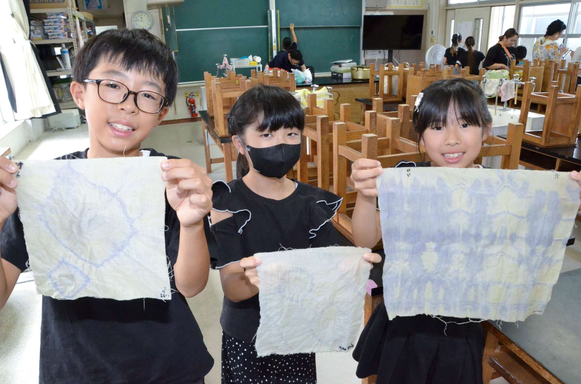 「茶染め」でオリジナルの模様を作った児童＝鹿児島市の谷山小学校