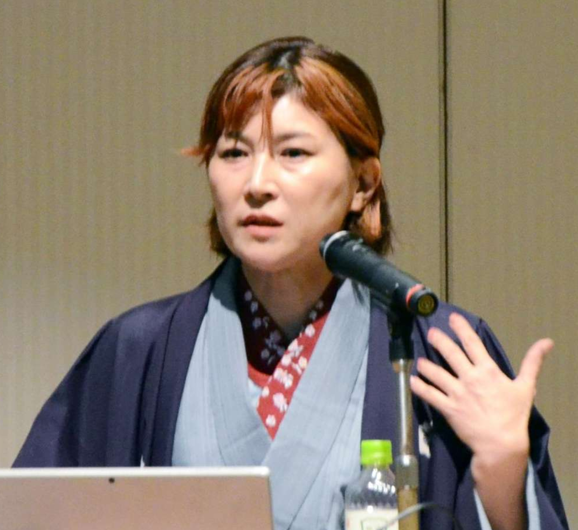 生体肝移植の経験などを話す三遊亭あら馬さん＝鹿児島市