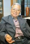 蒲生国民学校での疎開体験を語る河北英世さん＝南種子町中之上