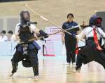 団体決勝トーナメント準決勝、川辺の中堅・枦川（左）がメンを決める＝出雲だんだんとまとアリーナ