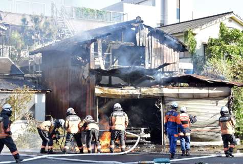 〈全体が分かる別カット〉放水し消火作業に当たる消防隊員ら＝３日午後４時５０分ごろ、薩摩川内市若葉町
