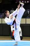 一般女子形決勝で脚を真っすぐ上げる越智＝西原商会アリーナ