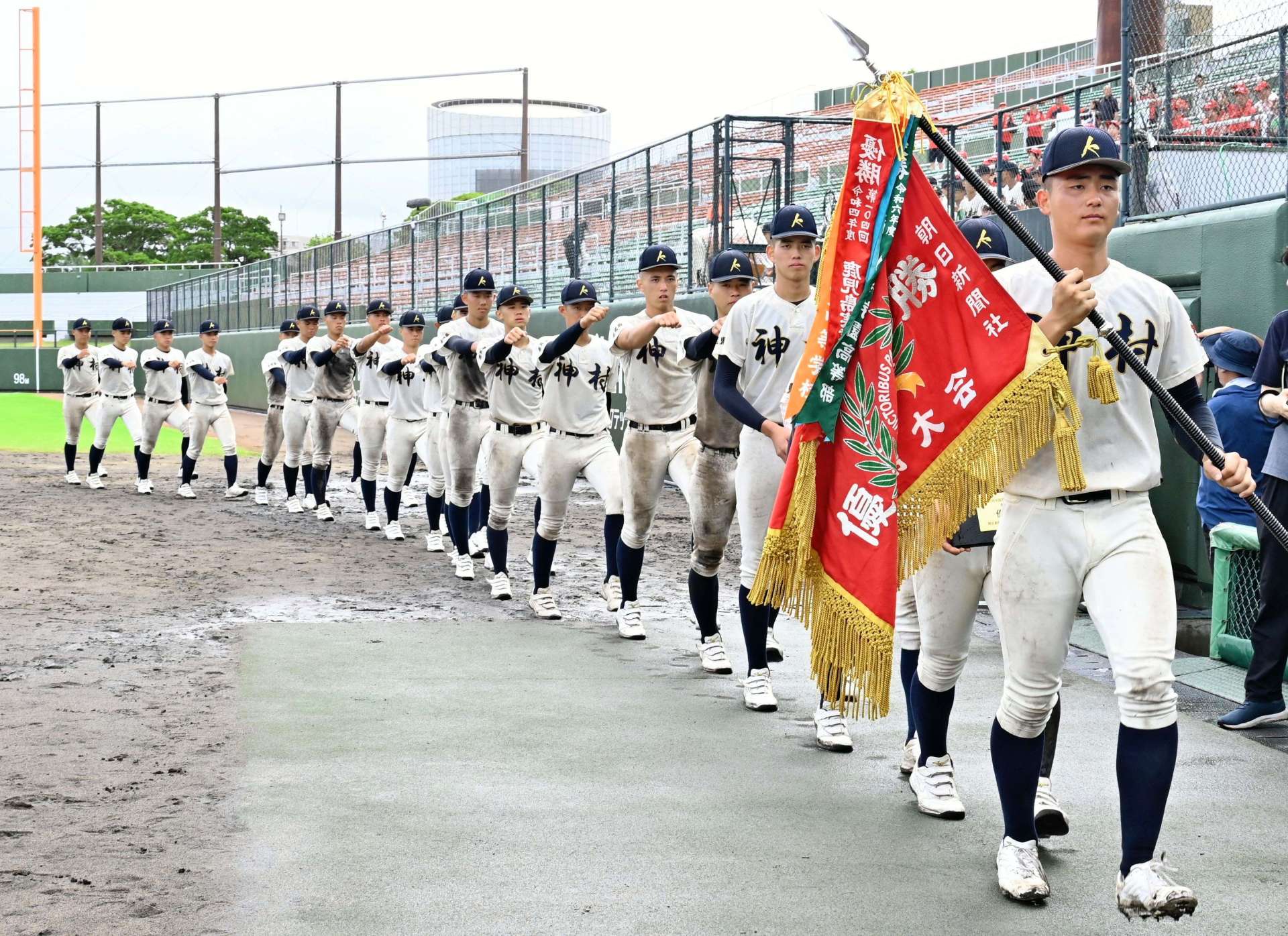３年連続の優勝を決めた神村ナイン＝平和リース