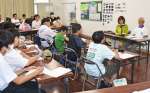 加治木空襲の体験を聞く子どもたち＝姶良市の錦江校区公民館