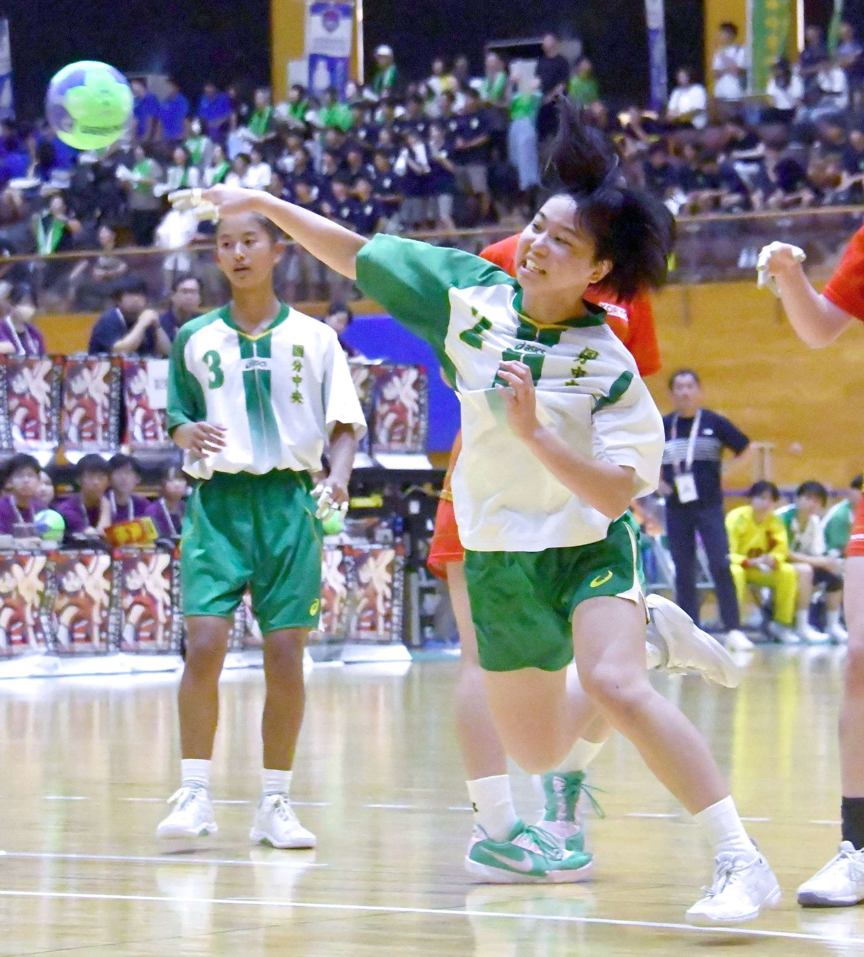 ハンドボール女子２回戦、後半国分中央の池田がシュートを決め１８－１８とする＝岡山県総社市ＳＣ体育館