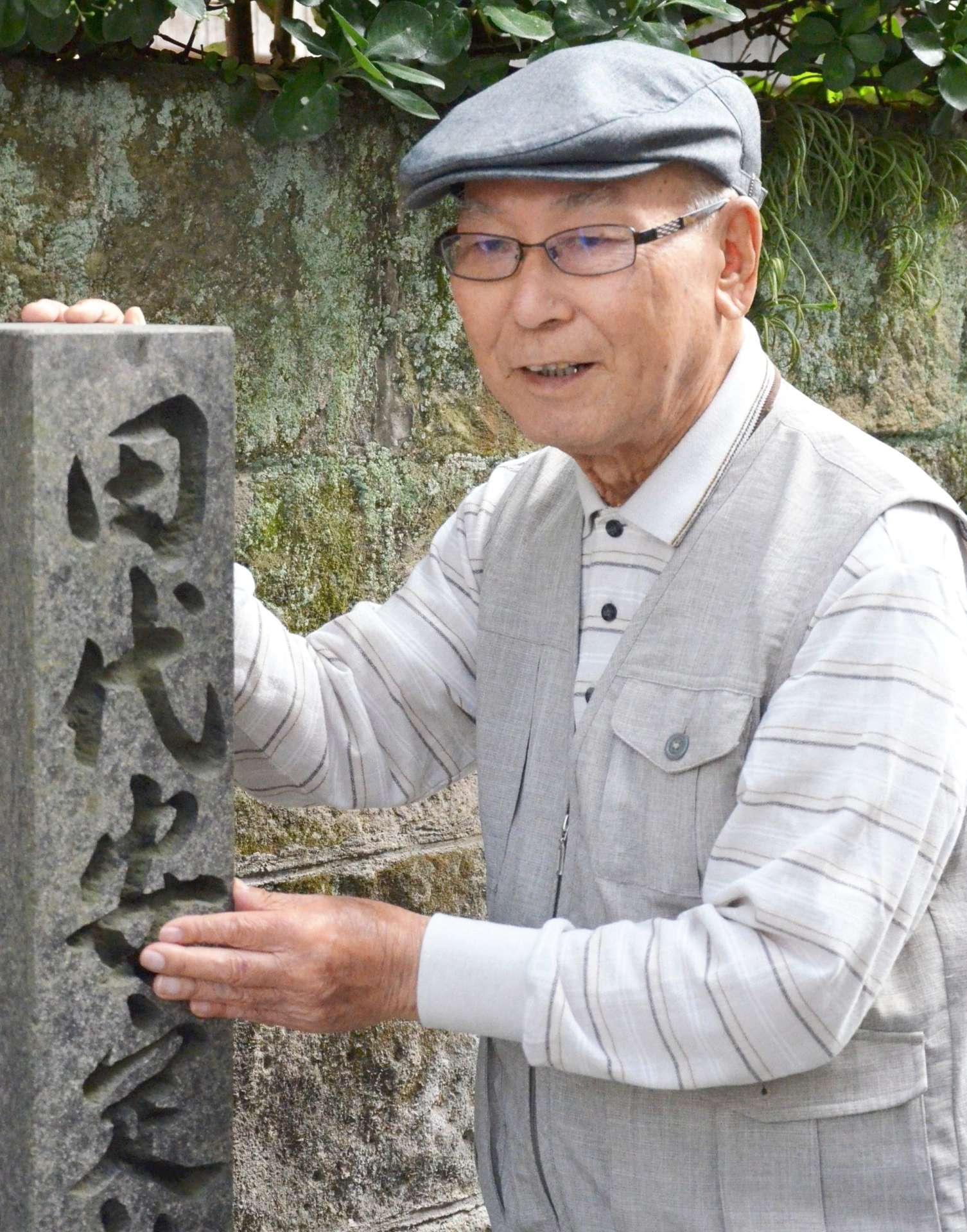 誕生地碑の前で田代安定の功績を語る名越護さん＝鹿児島市加治屋町
