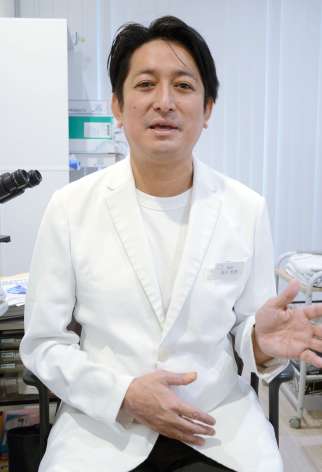 「更年期障害で悩んでいる男性は多い」と話す福元クリニックの福元和彦理事長＝鹿児島市