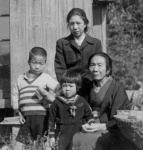 左から小学生の尾辻秀久さん、横は妹の義さん、後ろに立っているのは母の智さん、右は母方の祖母テルさん（本人提供、１９５０年ごろ）