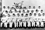 防衛大学校３年時の尾辻秀久さん（前列左端）。海上７期９班の仲間と写真に収まる