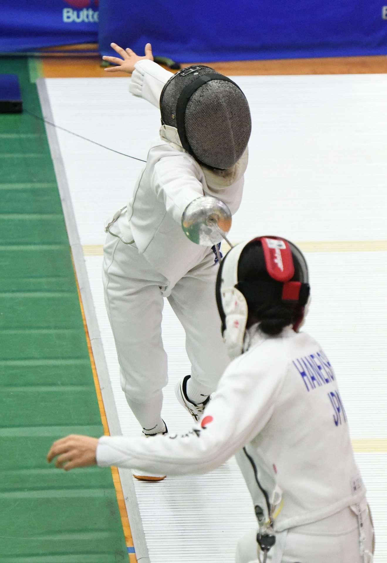 個人女子エペ３回戦、鋭い踏み込みで攻める吉岡杏梛（鹿南）＝安来市民体育館