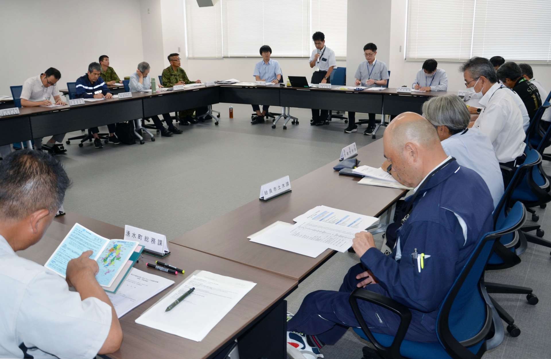 鹿児島県と姶良・伊佐３市１町の関係者による検討会議＝６日、姶良市役所