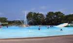 ３年ぶりに開園したなぎさのプール＝２日、南さつま市の吹上浜海浜公園