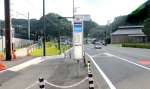左折車線上に残され、移転措置命令が出されたバス停＝６日、鹿児島市吉野町