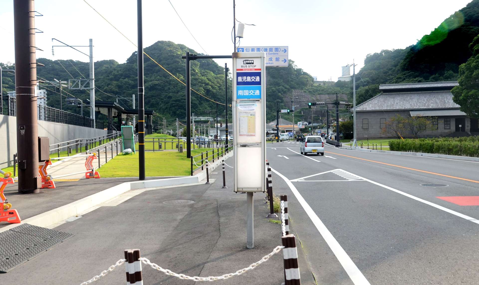 左折車線上に残され、移転措置命令が出されたバス停＝６日、鹿児島市吉野町