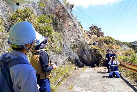 〈関連〉崩落したのり面を調査する専門家ら＝５日、十島村悪石島（鹿児島県提供）