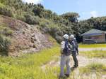 土砂災害警戒区域を点検する鹿児島県職員ら＝５日、十島村悪石島（県提供）