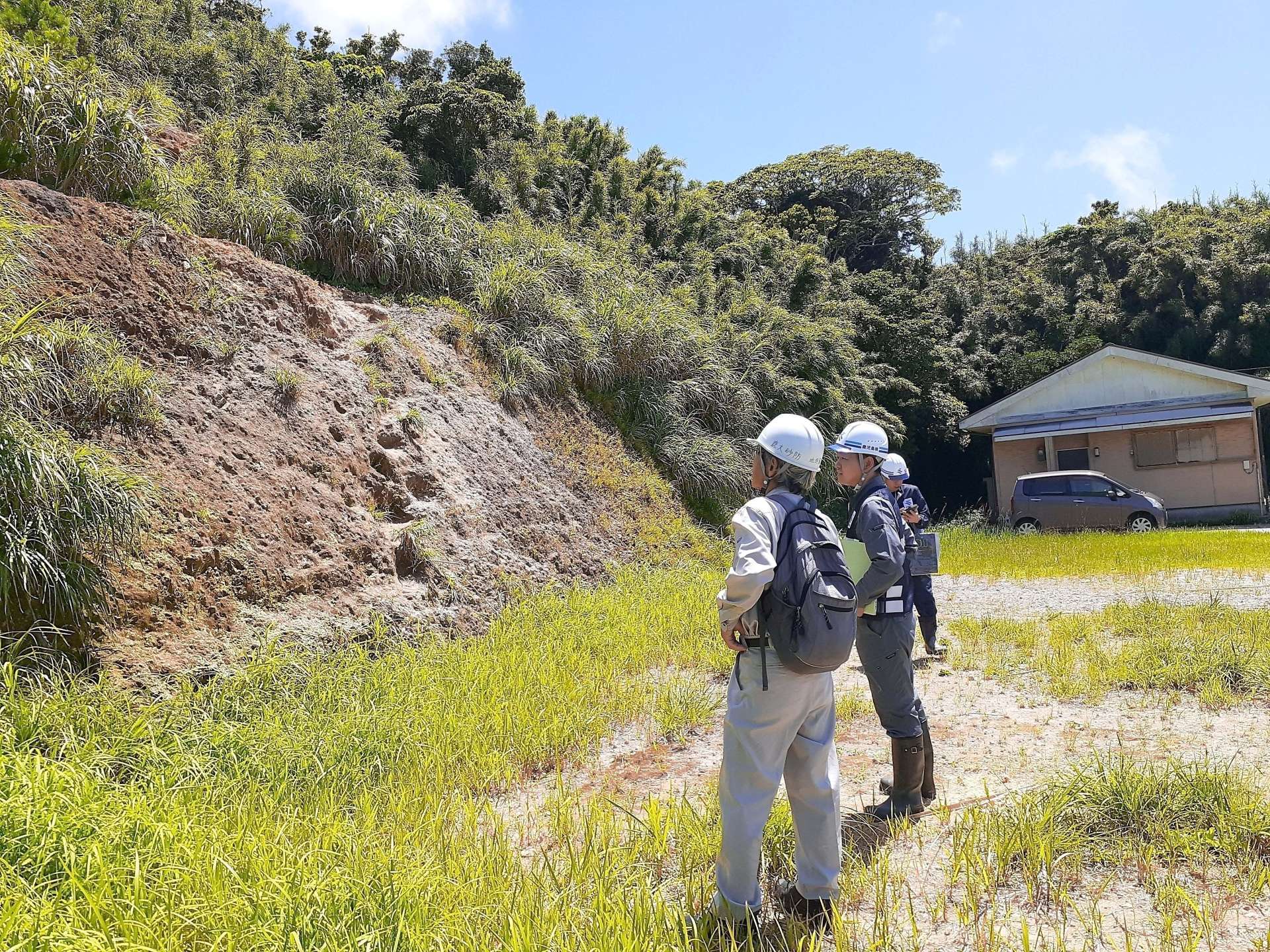 土砂災害警戒区域を点検する鹿児島県職員ら＝５日、十島村悪石島（県提供）