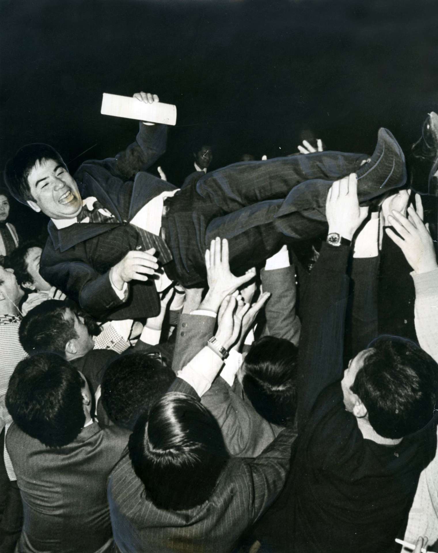 ２度目の県議選でトップ当選を果たし仲間に胴上げされる尾辻秀久さん＝１９７９年４月